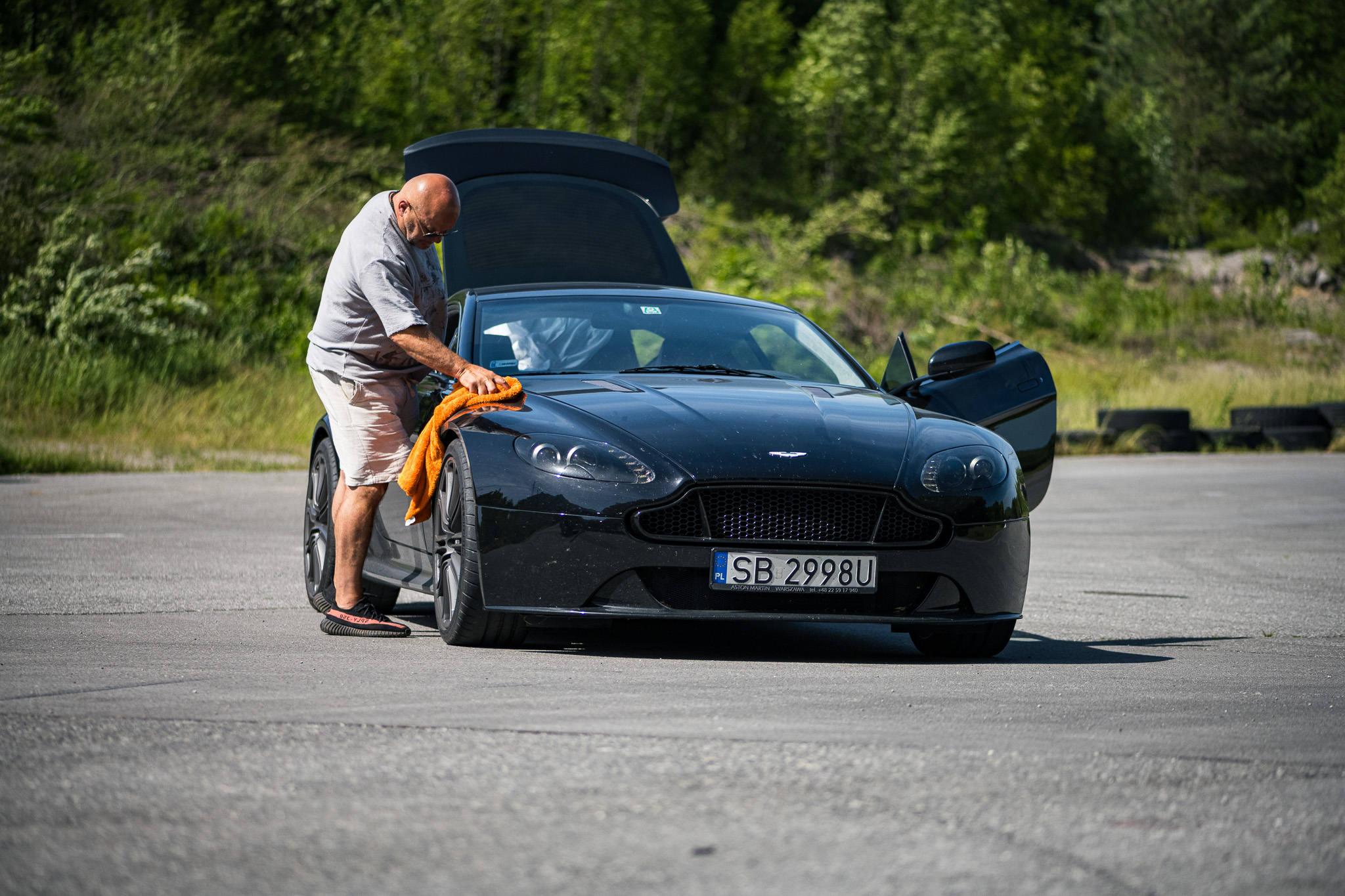 Chlap leští Aston Martin na zastávce v Chorvatsku