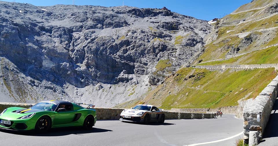 Lotus Exige a Cayman na Stelvio